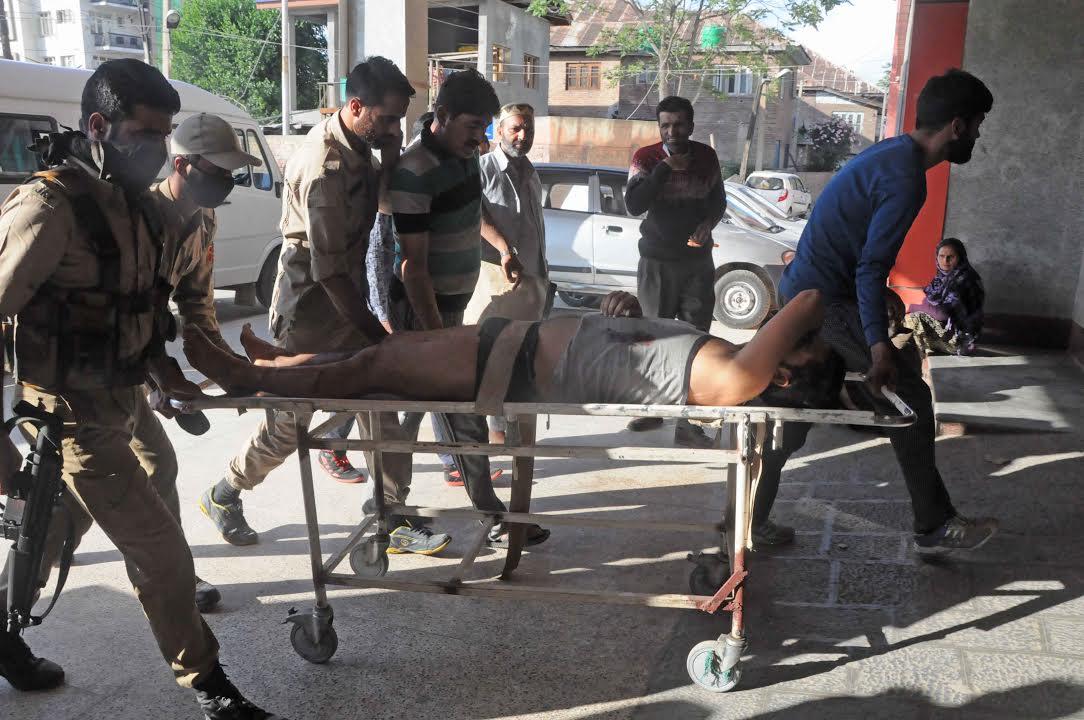 Three policemen, civilian injured in Safa Kadal grenade attack: Police