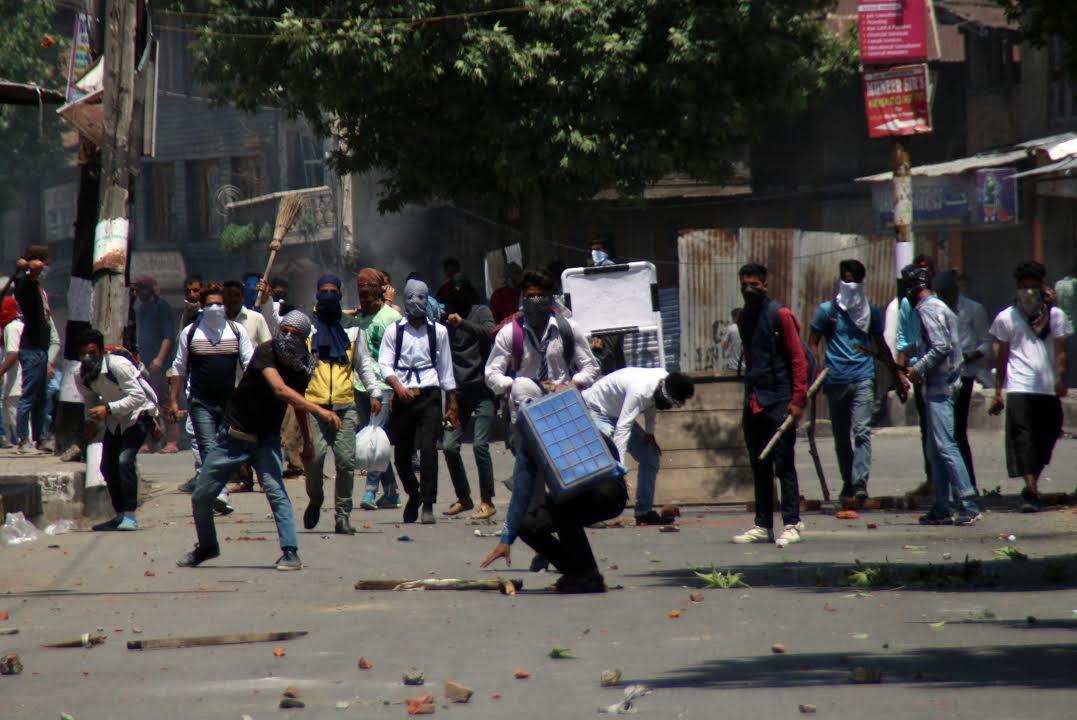 Sabzar killing: Clashes erupt across Valley, several injured