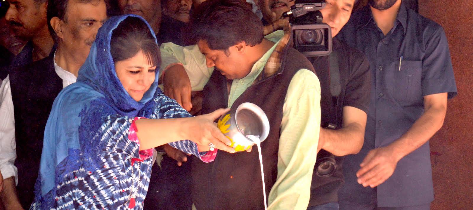 CM prays for dignified return of KPs at Kheer Bhawani mela