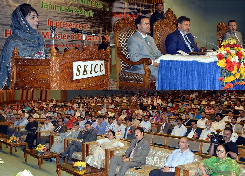 CM hands over regularization orders to 600 ReTs