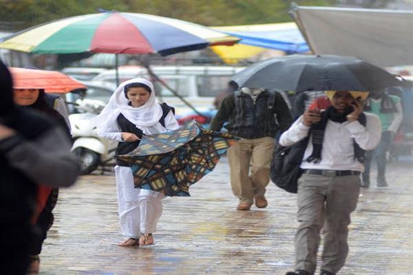 Intermittent rains lash Valley