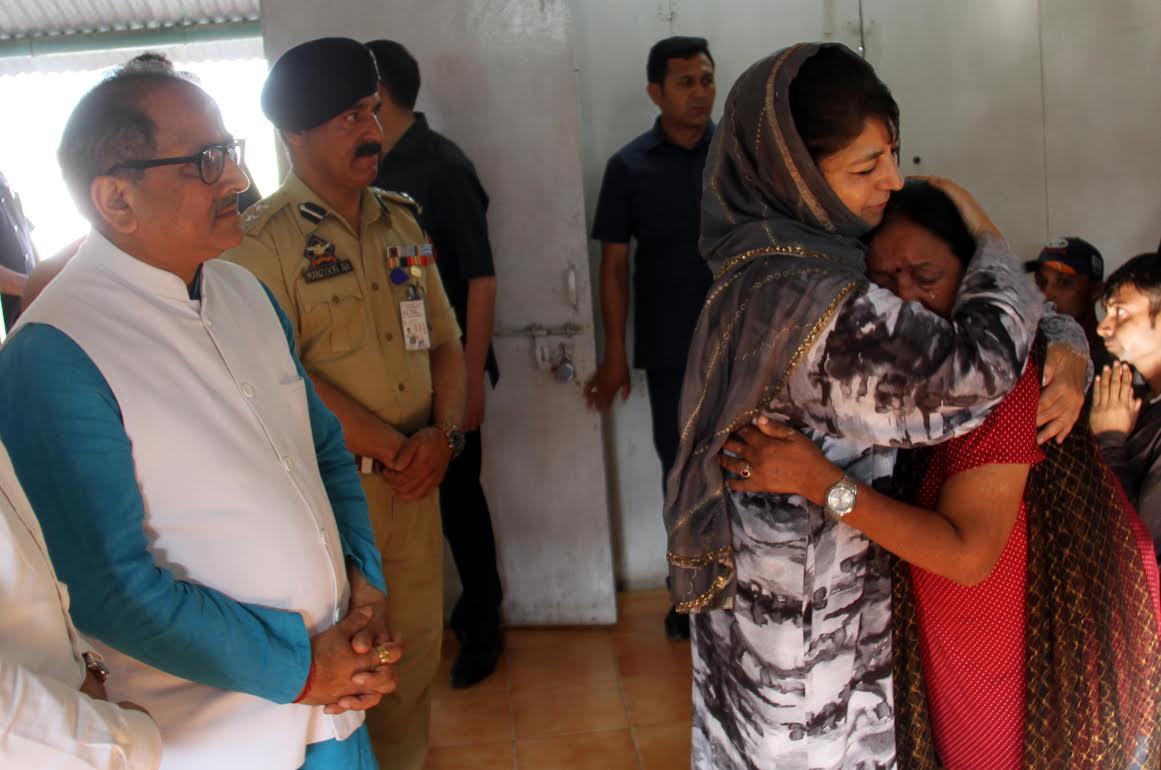 JK CM oversees rescue ops throughout night at Anantnag