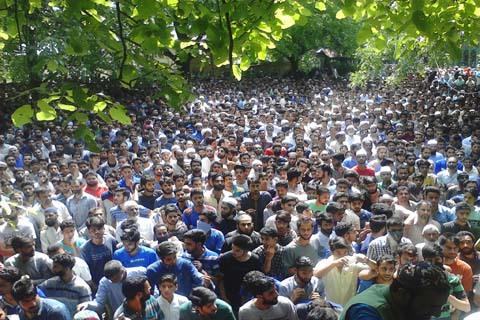 Tral shuts to mourn militant killings