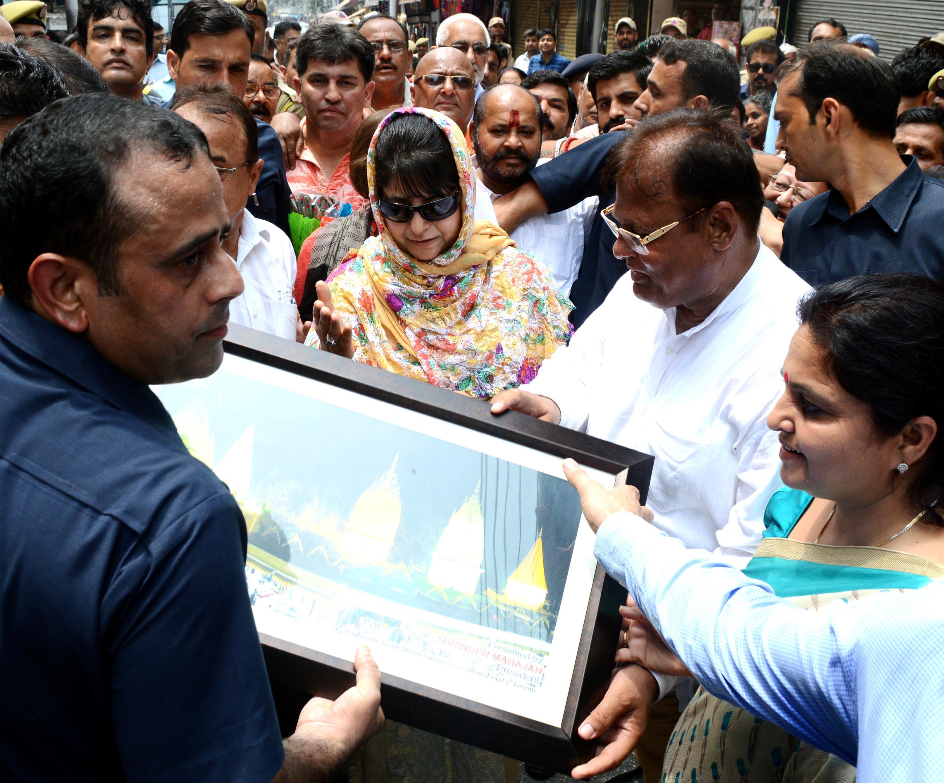 Mehbooba visits Suchetgarh, directs early completion of works to boost border tourism