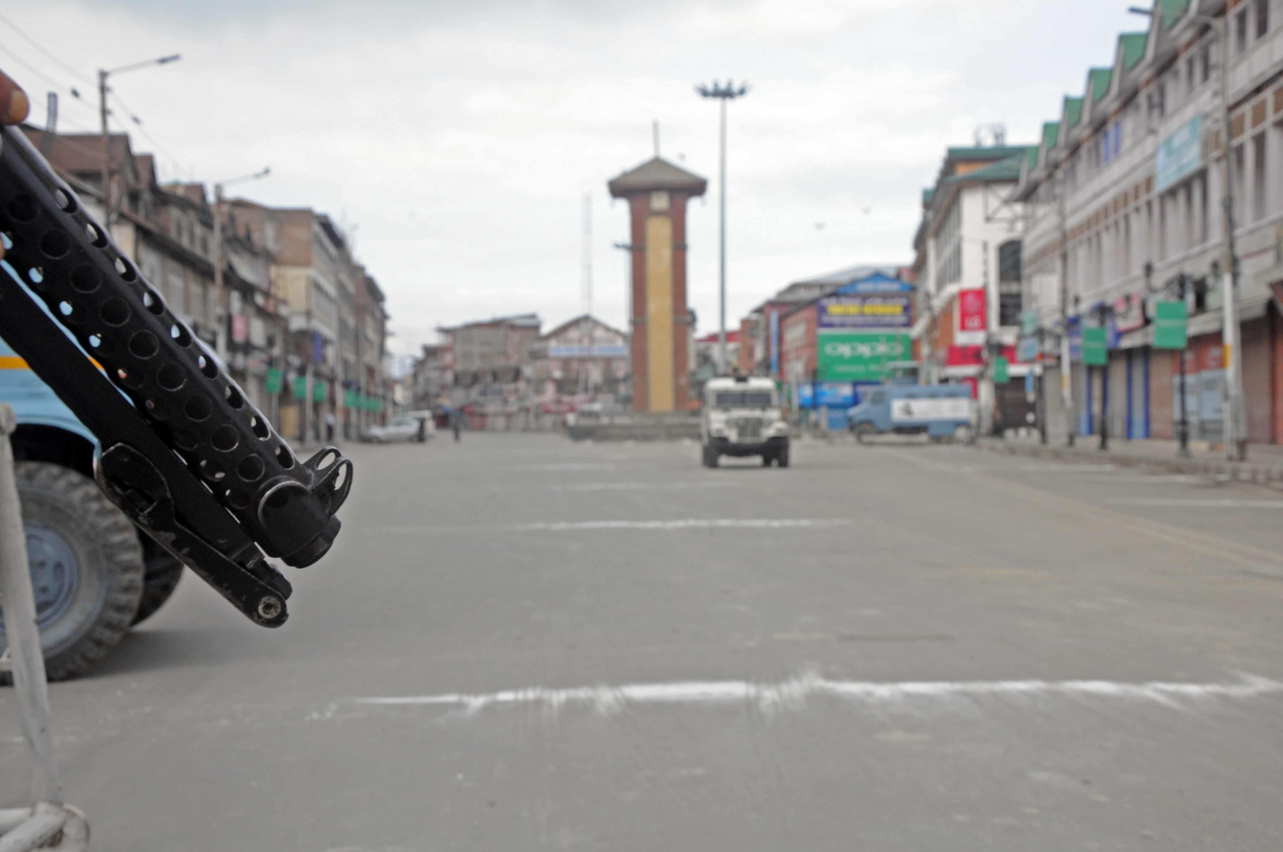 Kashmir shuts on JRL call amid official I-Day functions