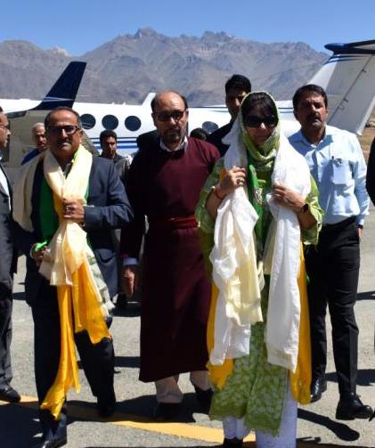 Mehbooba visits Kargil to a rousing reception