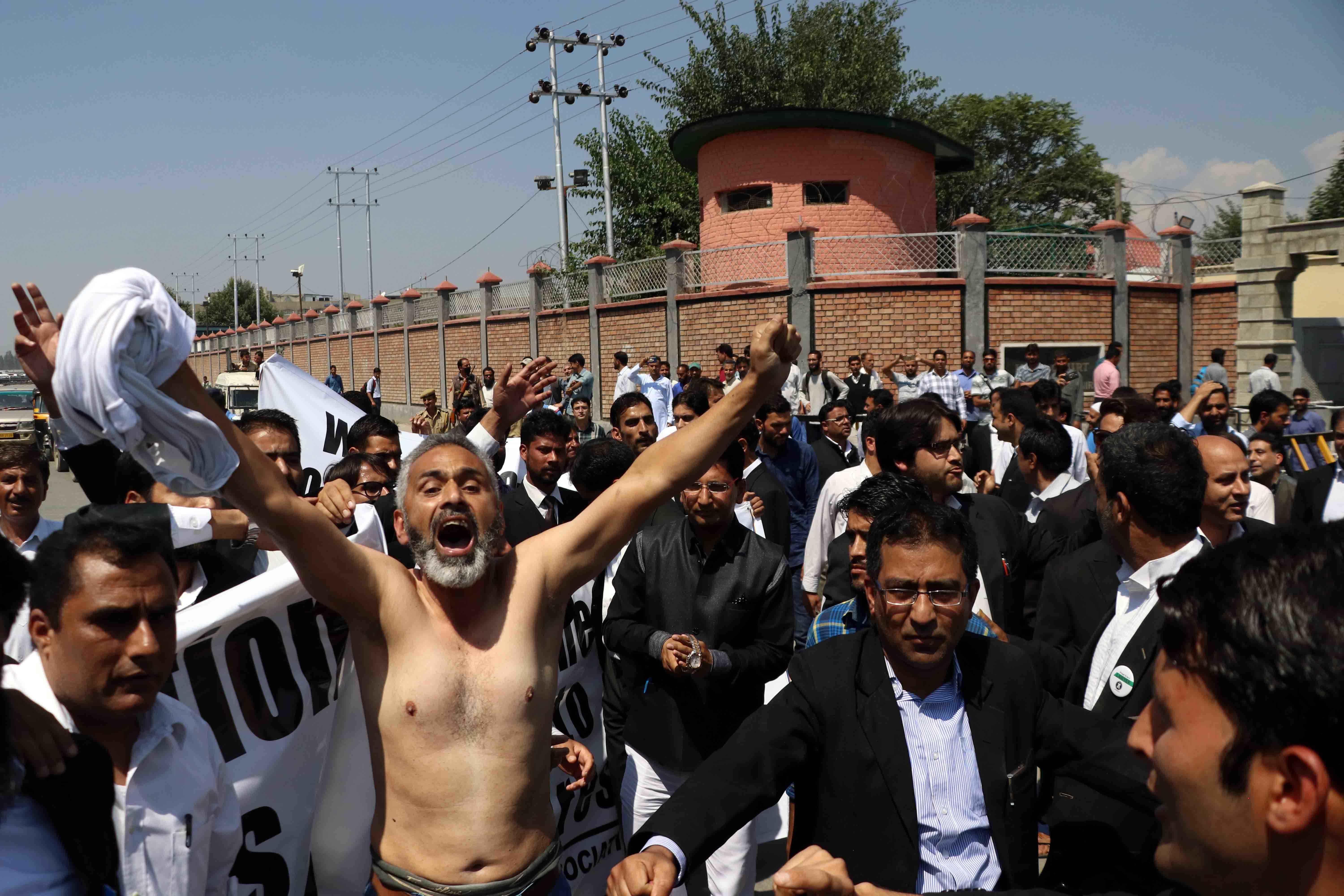 Lawyers protest against NIA for summoning Mian Qayoom to Delhi