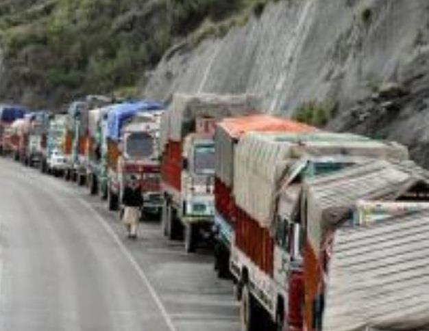 3 days on, Fruit laden trucks stranded on Srinagar-Jammu highway