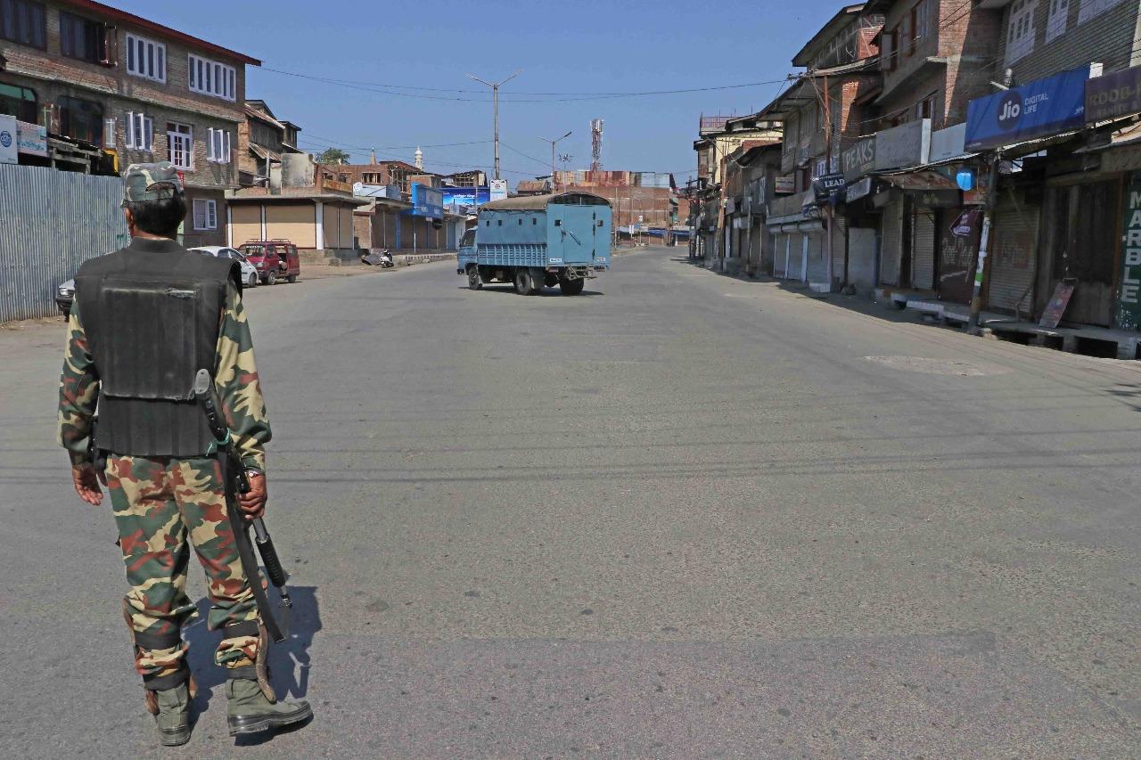 Authorities impose restrictions in Srinagar, suspends class work