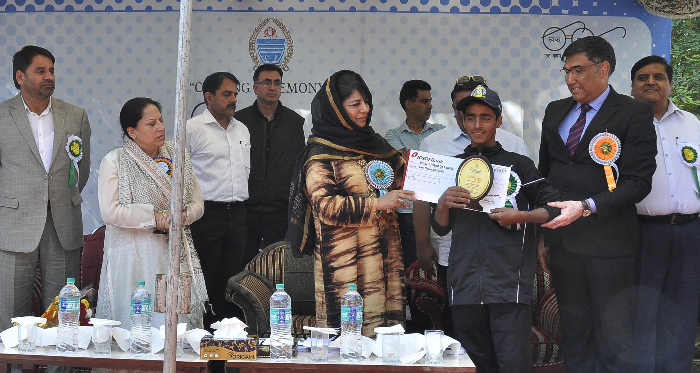 Pained at Dal situation, Mehbooba directs speeding up of cleaning, de weeding of lake