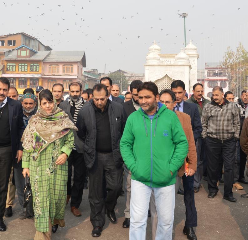 On Eid-e-Milad eve, CM visits Hazratbal Dargah, reviews arrangements