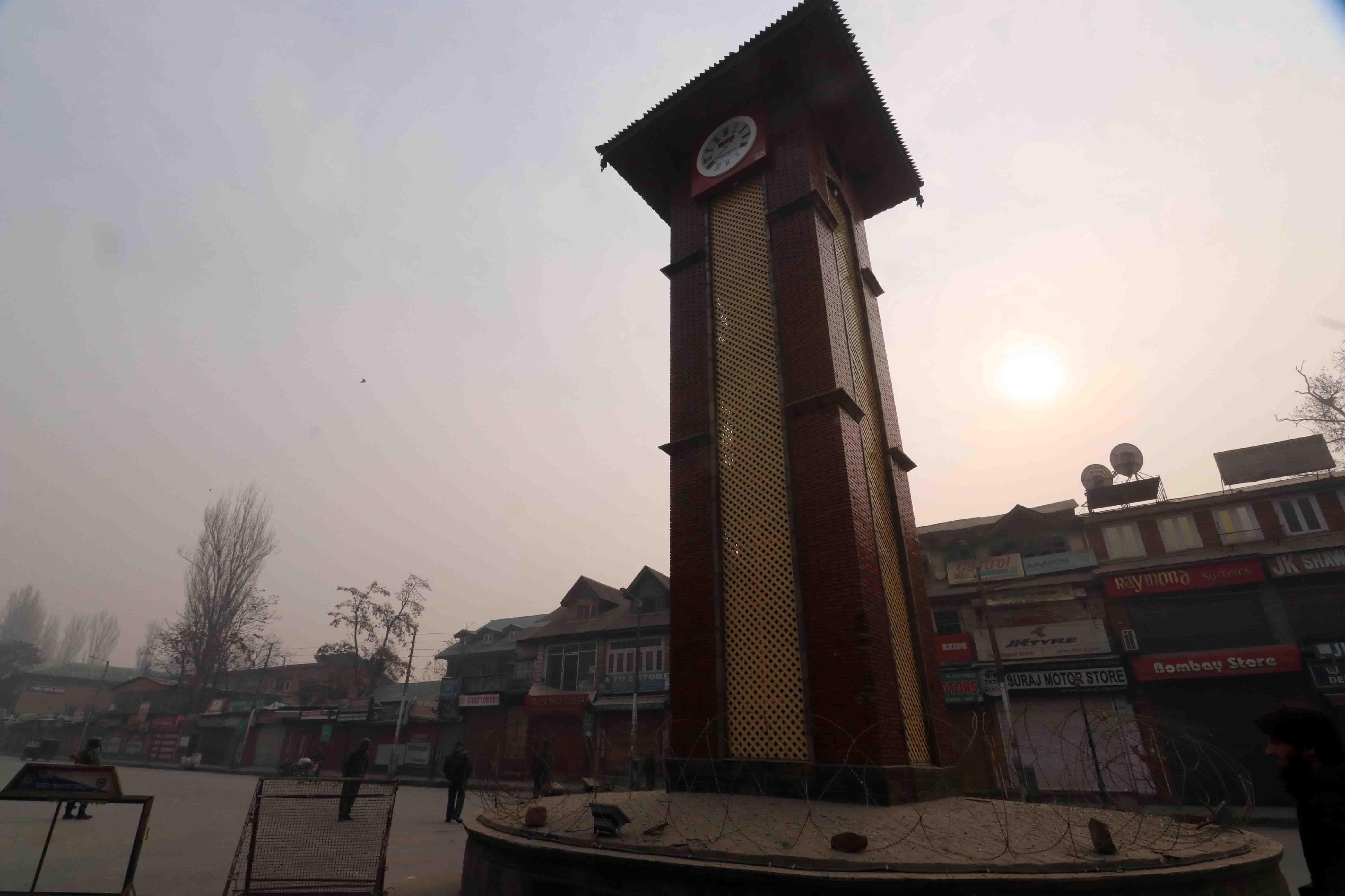On International human rights day, Govt foils Hurriyat protest