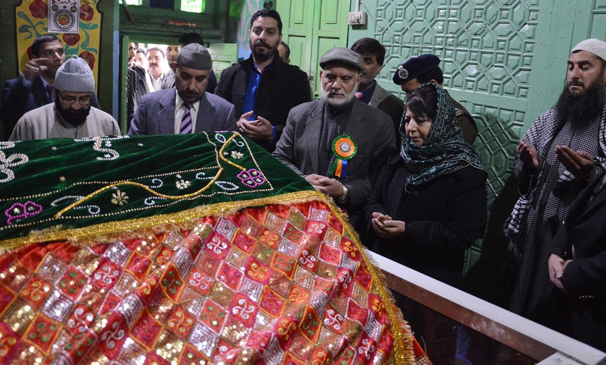 At Kishtwar, CM visits Hazrat Shah Farid ud Din (RA) dargah, pays her obeisance