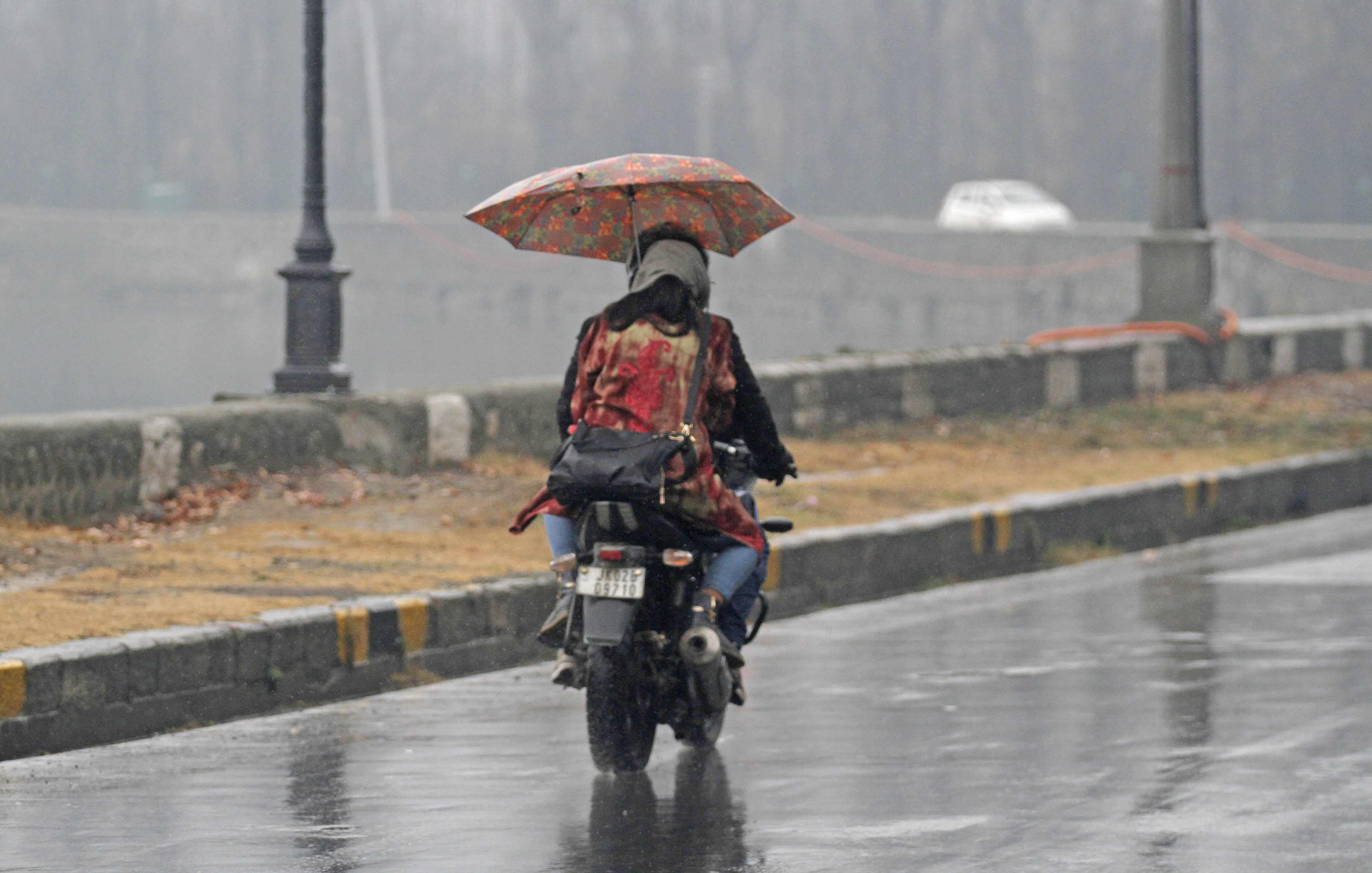 Overnight rains, snow end prolonged dry spell in Kashmir