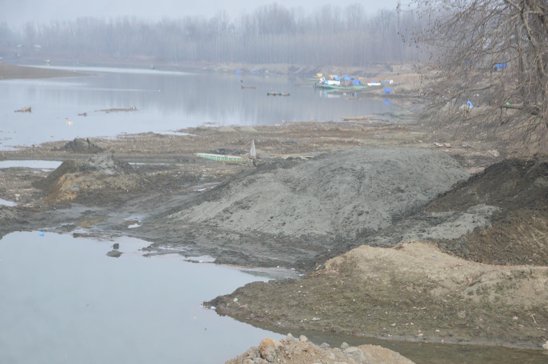 I&FC damages embankment of river Jehlum in Pulwama