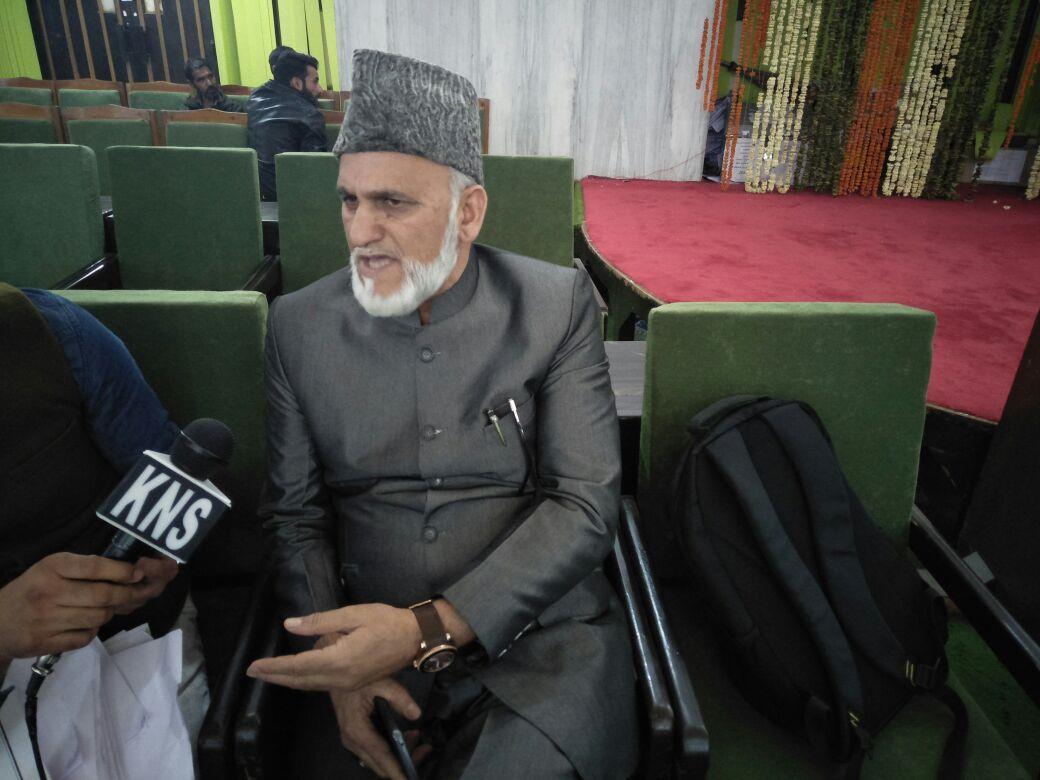 Saroori seeks ban on alcohol in JK