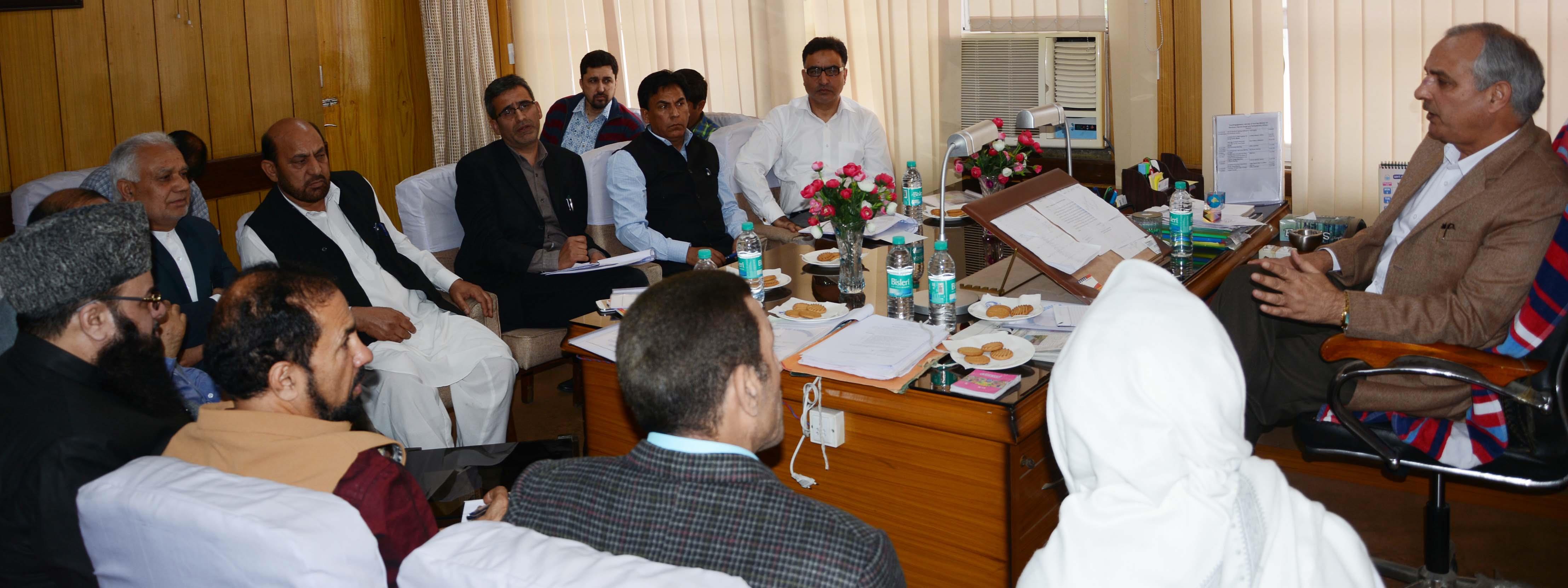Veeri reviews functioning of JKSHC, preparedness for Hajj-2018