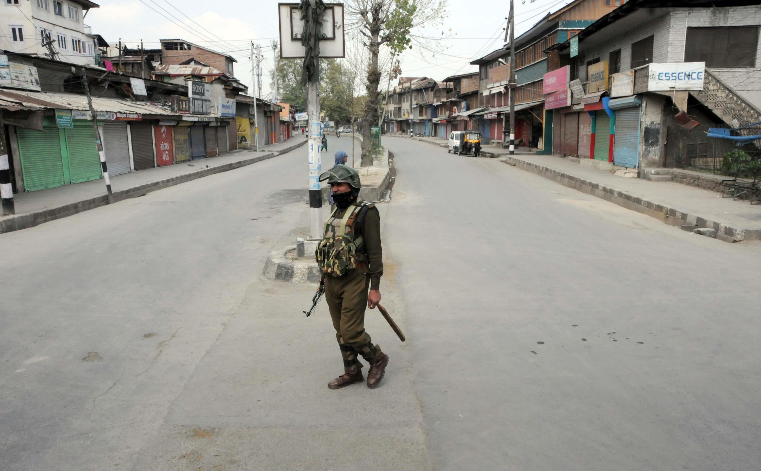 Authorities foil Shopian chalo, Geelani, Mirwaiz barred to march towards Shopian