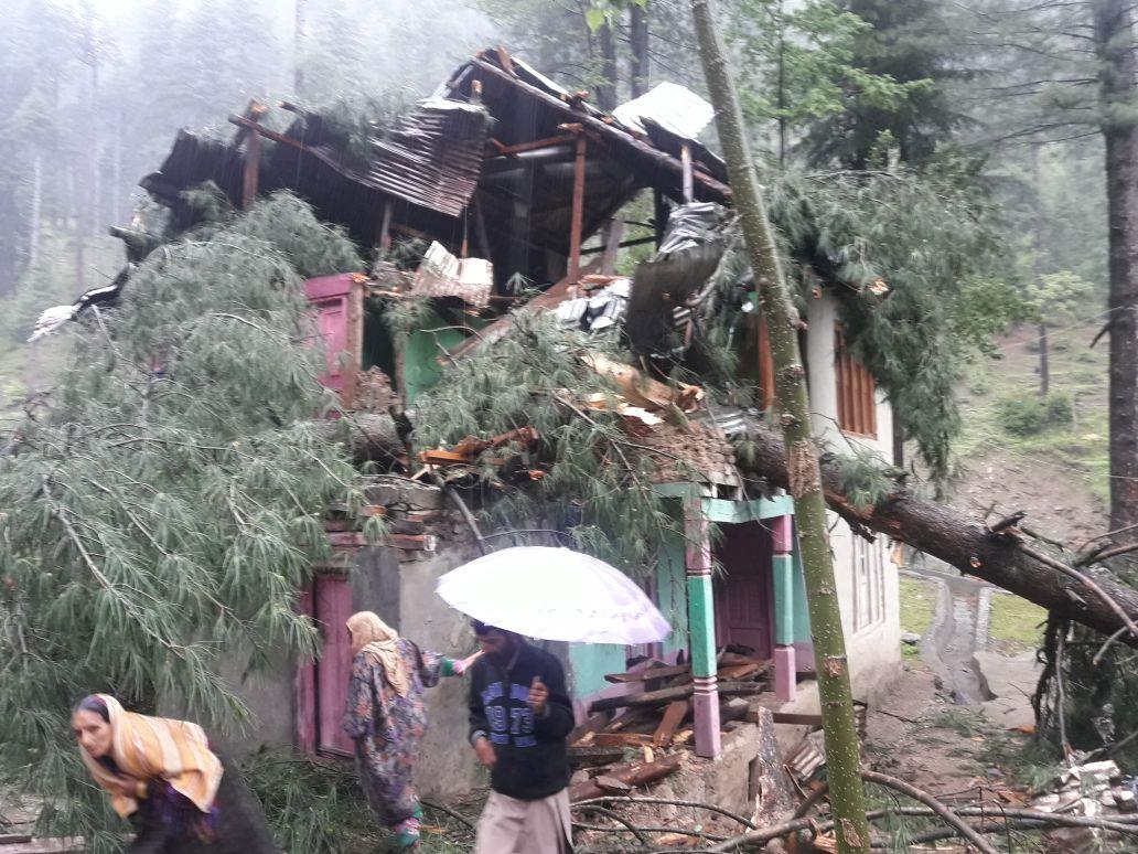 Rains lash Valley, windstorm damage two houses in Bla