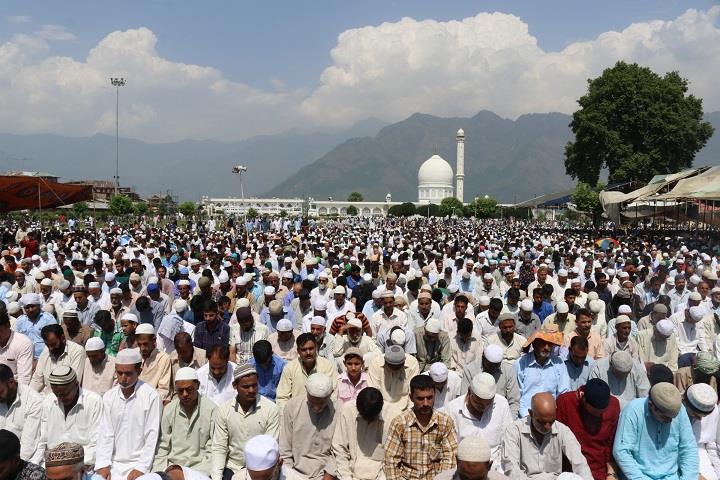 Massive congregations on Jumat-ul-Vida held across valley