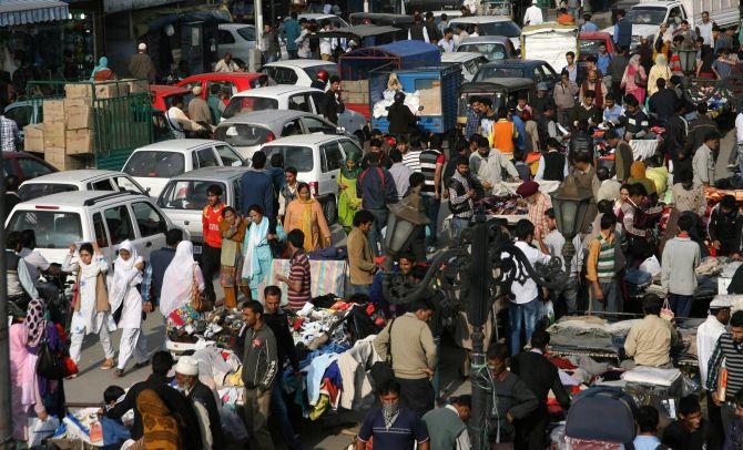 Eid shopping brings traffic mess back in Srinagar
