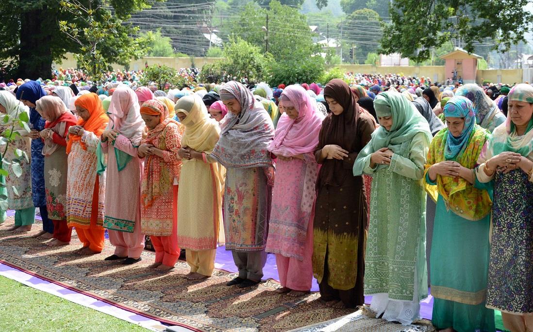 Mehbooba offers Eid prayers at Ziyarat Syed Sb (RA), Sonwar
