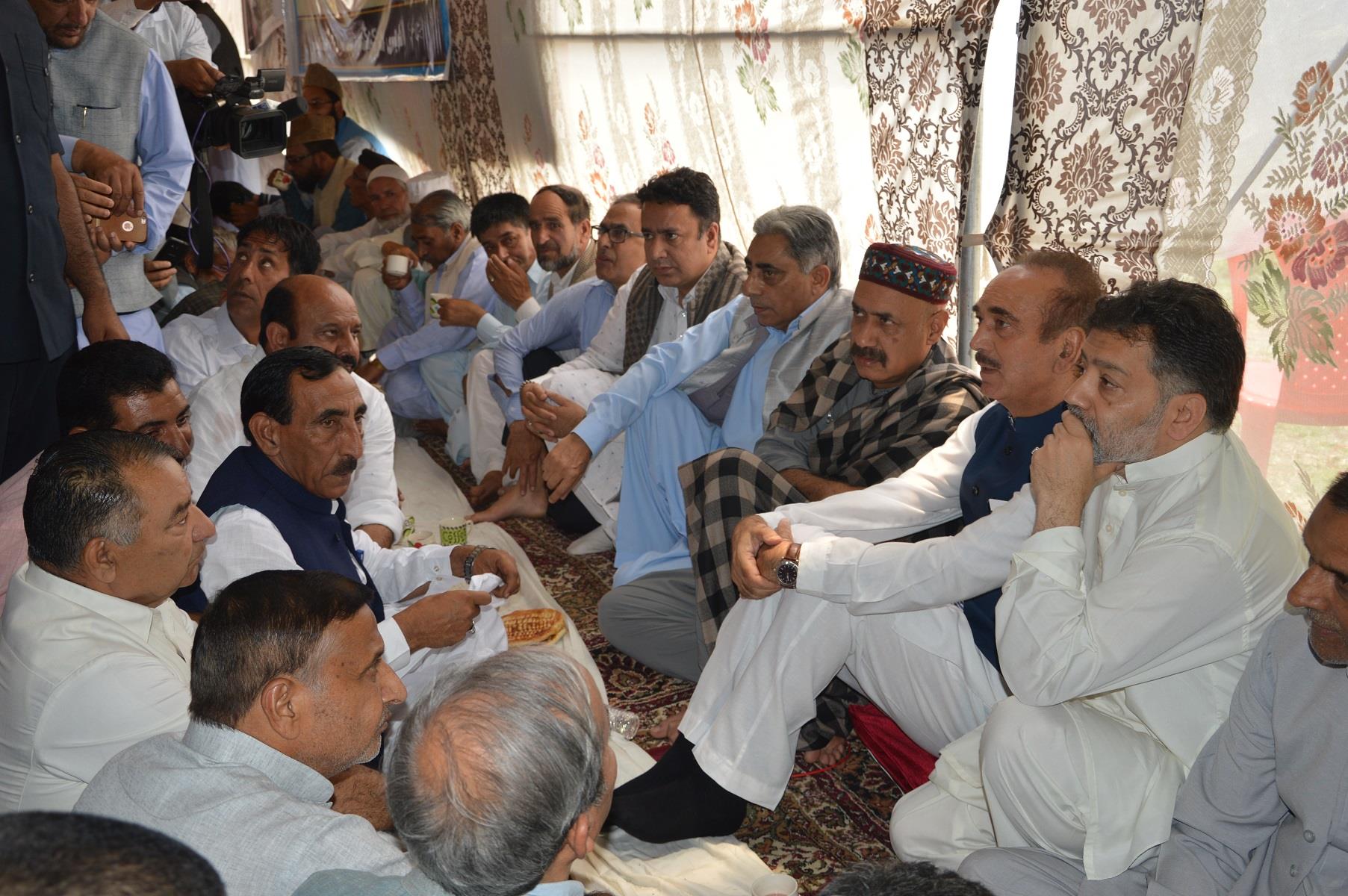 Slain Shujaat’s Rasm-e-Charum observed at his native village