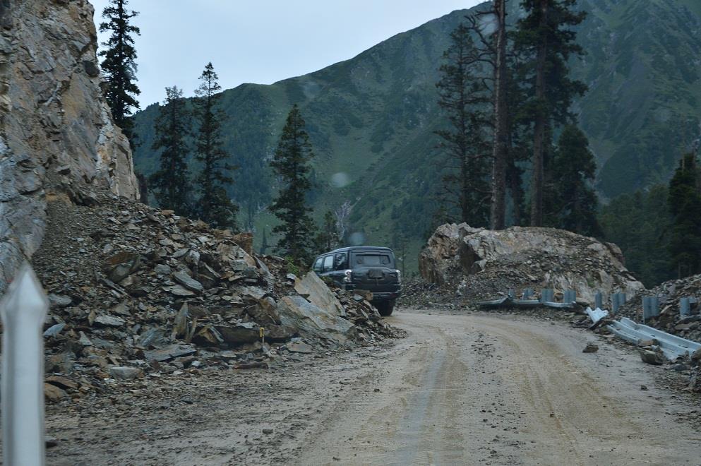 Governor reviews status of Mughal Road Project