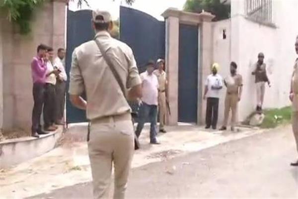 Man shot dead while forcing entry into Farooq Abdullah's house