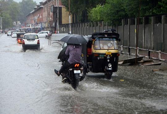 Incessant overnight rains flood roads, interior Srinagar areas