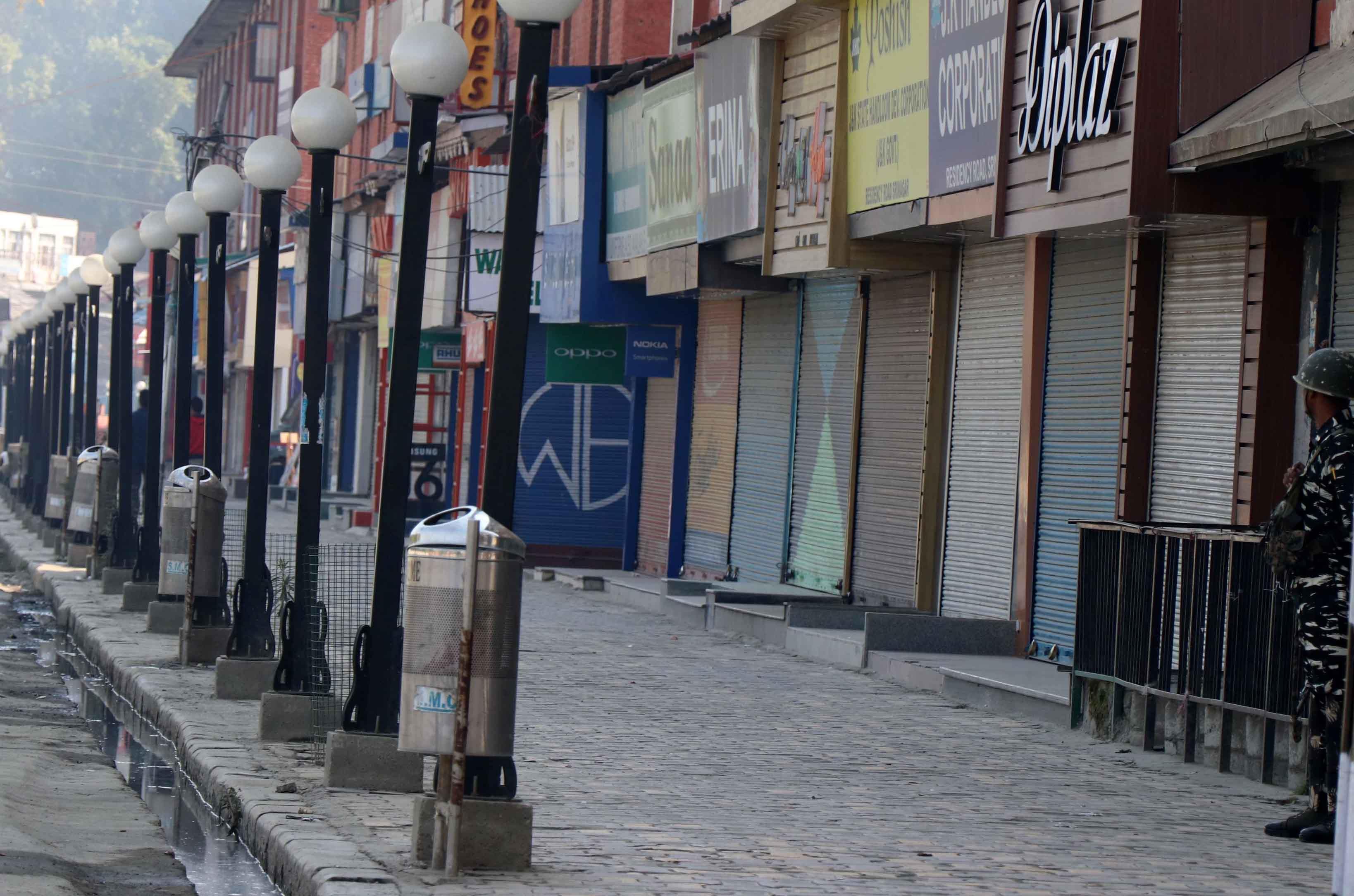 Complete shutdown hits normal life in valley, Banihal too shuts against civilian killing