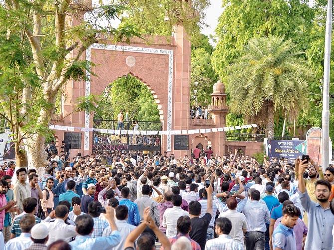 Kashmiri AMU students defer their return timing by one day