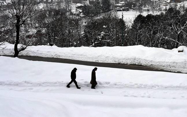 Plains receive fresh snowfall, bring temperature down in Kashmir