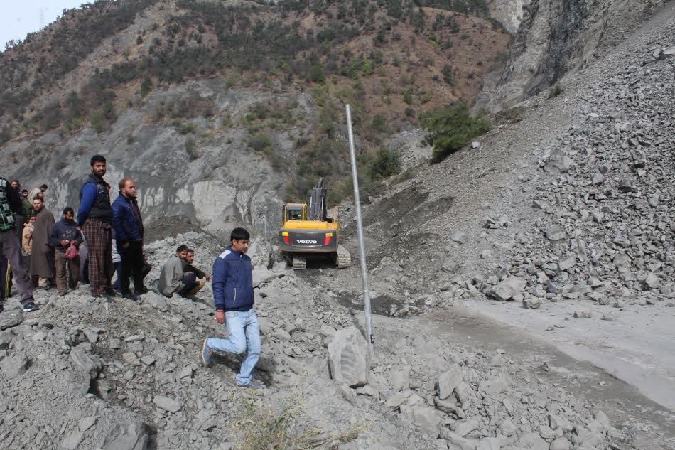 Srinagar-Jammu highway likely to be cleared for restoration of traffic by evening