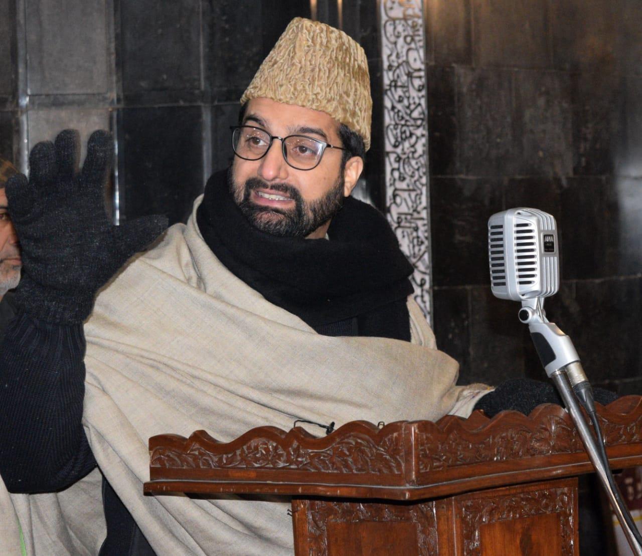 Amid chill, admin wants to punish Kashmiris collectively: Mirwaiz