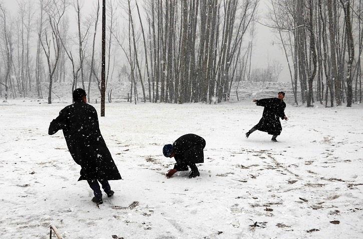 Srinagar receives fresh snowfall, MeT predicts more rains, snow across Kashmir