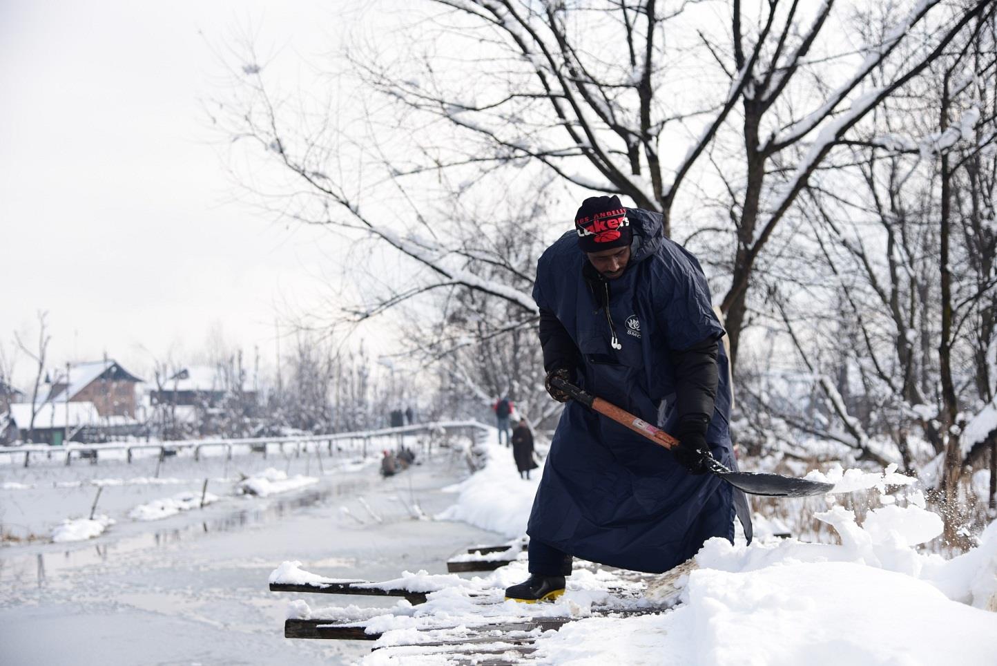 Normal life disrupted as snow blankets Kashmir