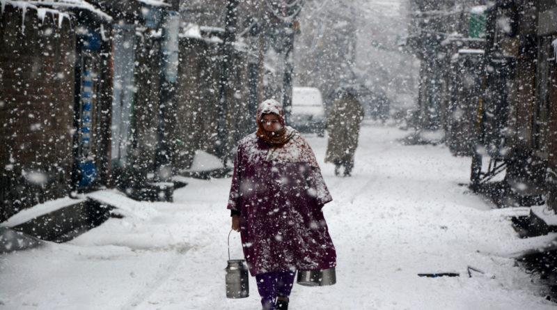 MeT predicts light snowfall in higher reaches, improvement in weather in plains on Wed