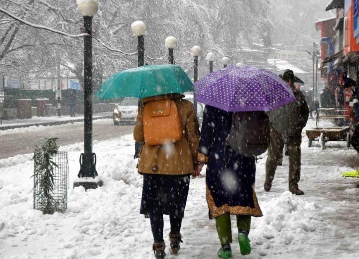Snow puts breaks on life in Kashmir