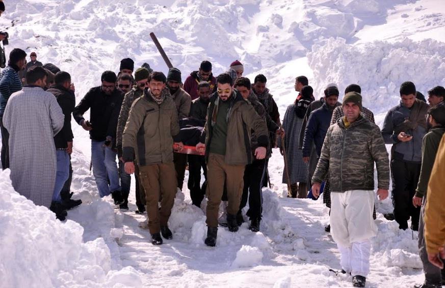 Tunnel Snow storm: 7 Bodies recovered, 3 rescued: DC Anantnag