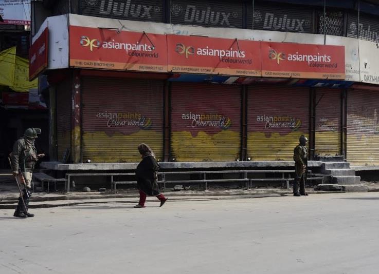 Kashmir shuts on JRL’s call against arrests, raids, threat to tinker with Art 35A