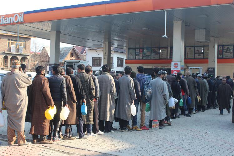 Petrol crisis continues in Kashmir