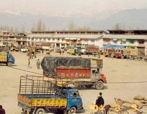 Parimpora Fruit Mandi traders to go on indefinite strike from Monday, supply to be hit