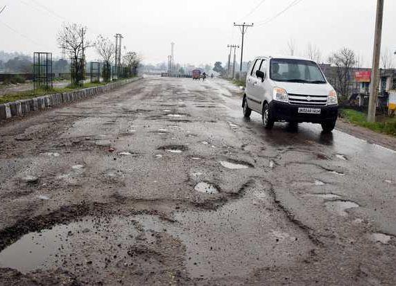 Roads dotted with risky potholes in Sgr city, no concern for Govt