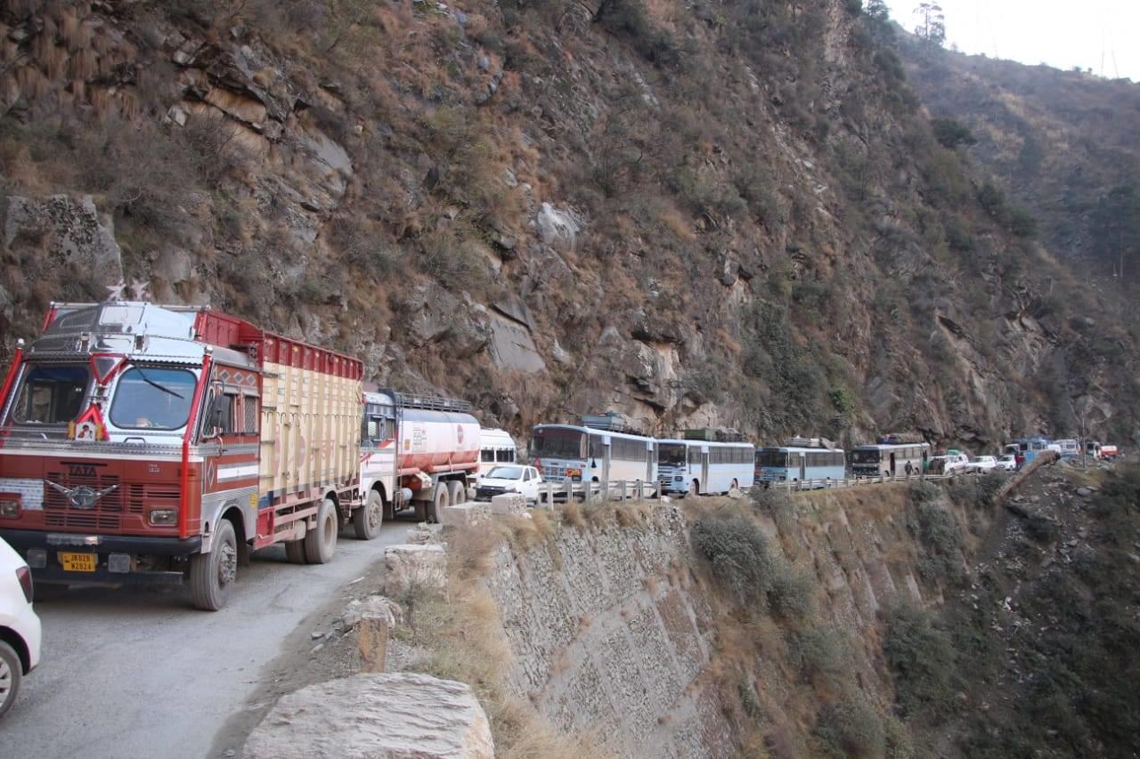 Highway reopens for stranded vehicles, no fresh vehicle allowed to ply