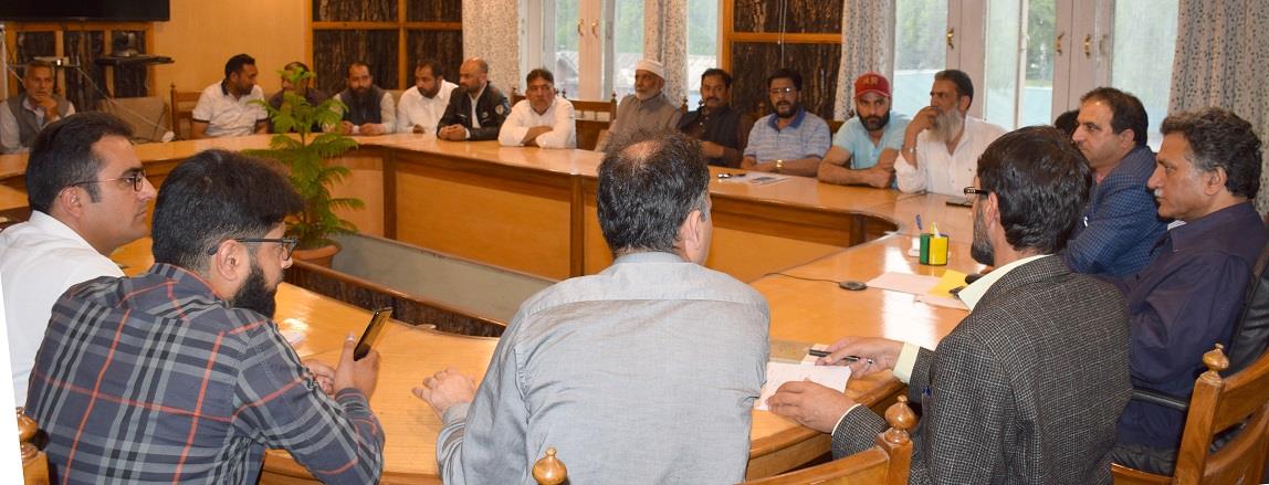Wholesale, retail dealers call on Advisor Ganai
