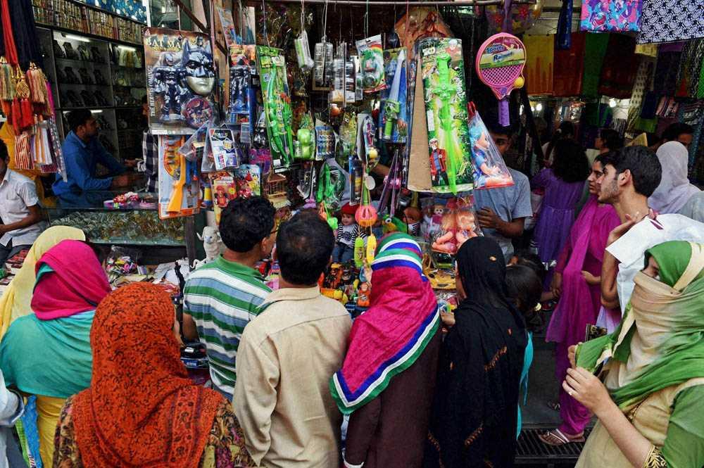 Hustle and bustle in markets ahead of Eid-ul-fitr