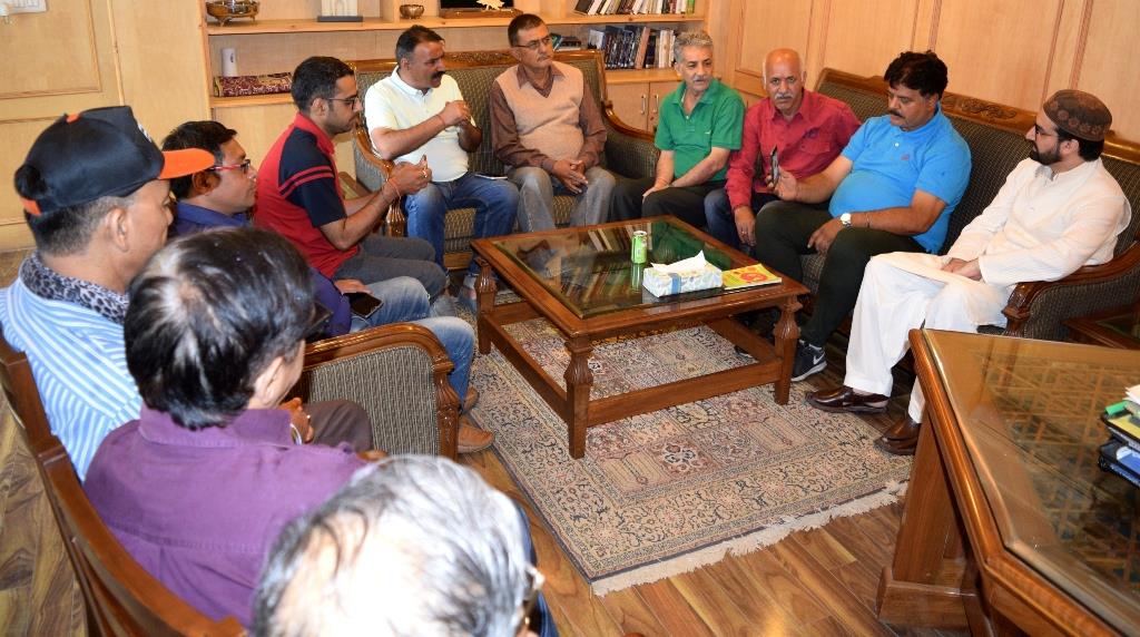 Kashmiri Pandits meet Mirwaiz at his Nigeen residence