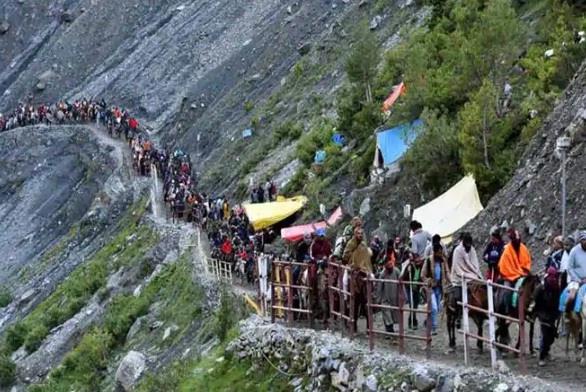Top police officials monitor arrival of first batch of Amarnath yatris