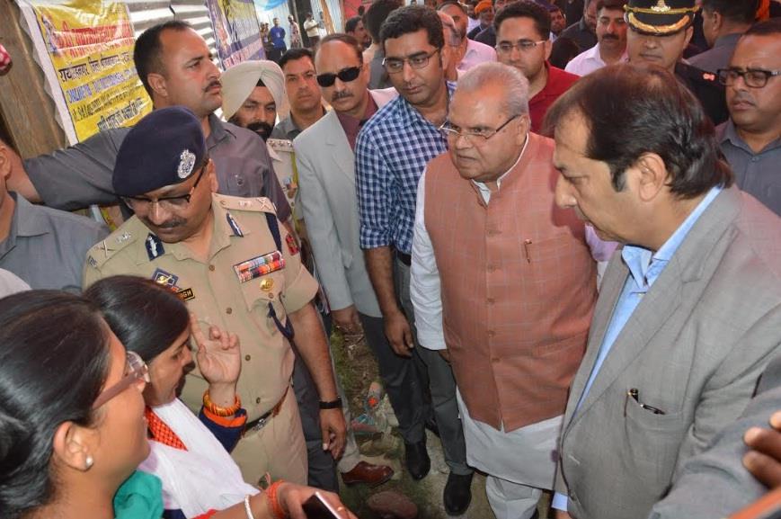 Governor visits Pantha Chowk transit camp, reviews facilities for Amarnath Yatris